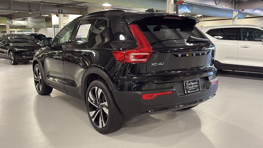 2024 Volvo XC40 Plus photo 2