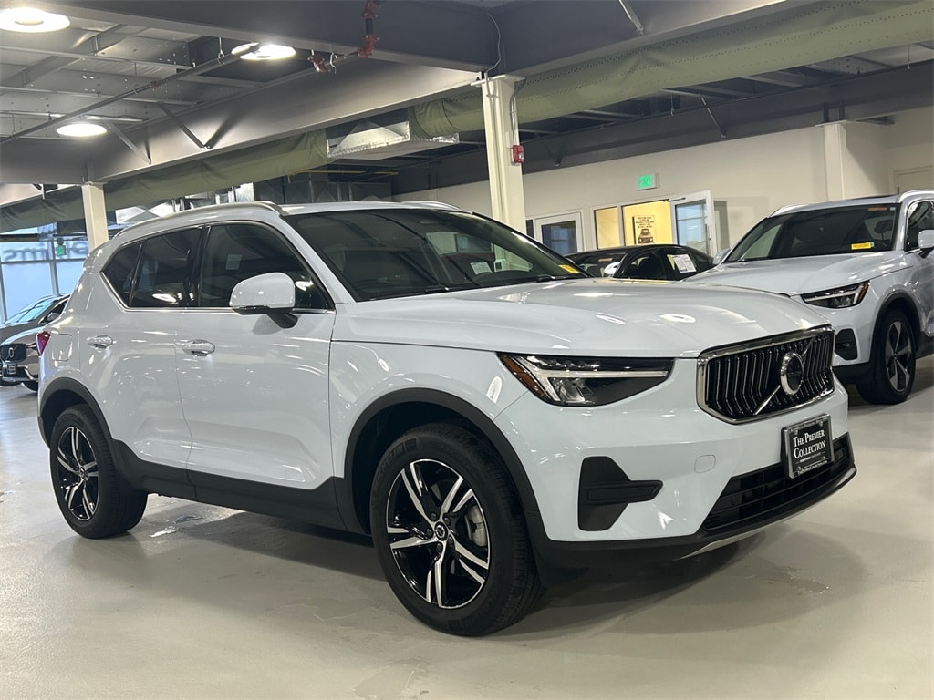 2025 Volvo XC40 Core's photo