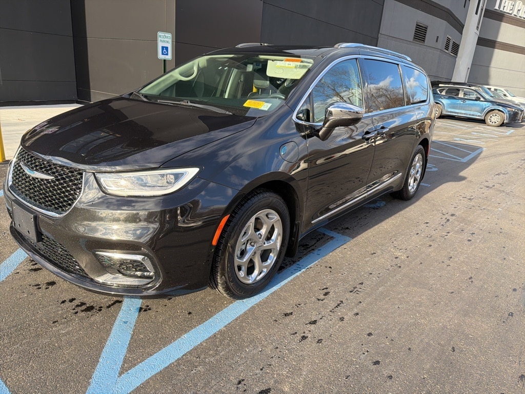 2021 Chrysler Pacifica Hybrid Limited's photo