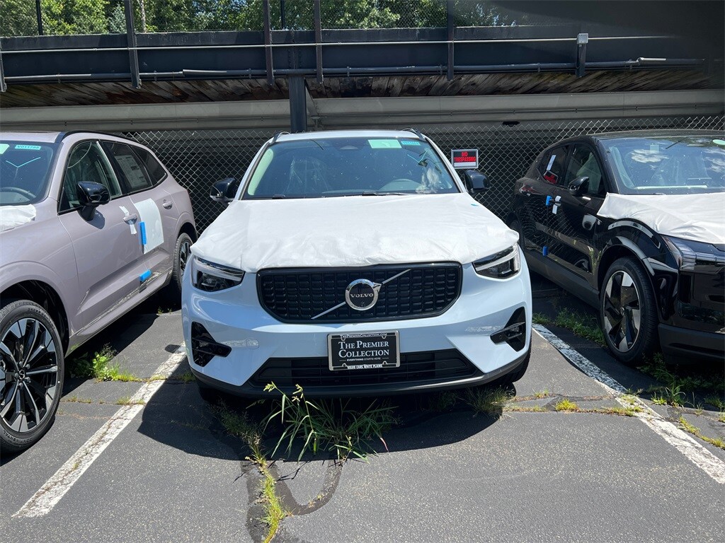 2026 Volvo XC40 Plus photo 2