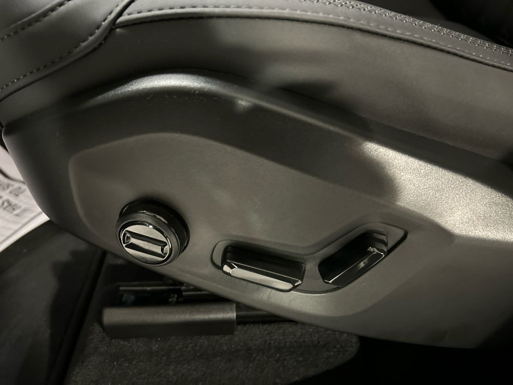 2026 Volvo XC60 Plus - Photo 11