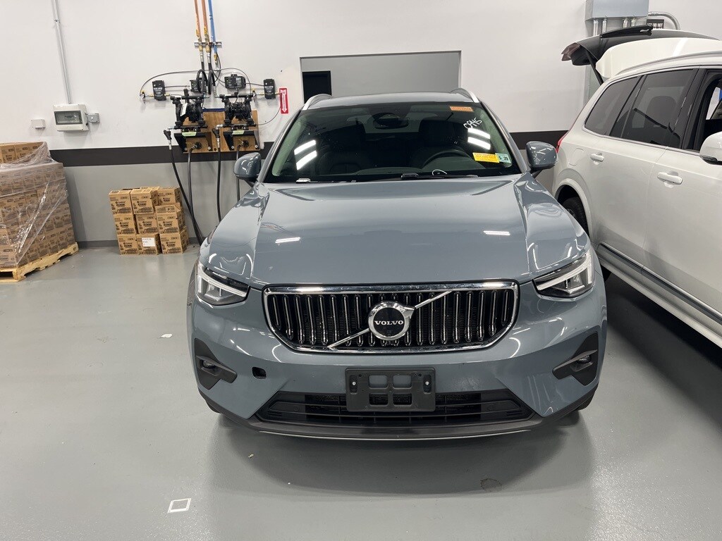 2023 Volvo XC40 AWD Plus photo 2