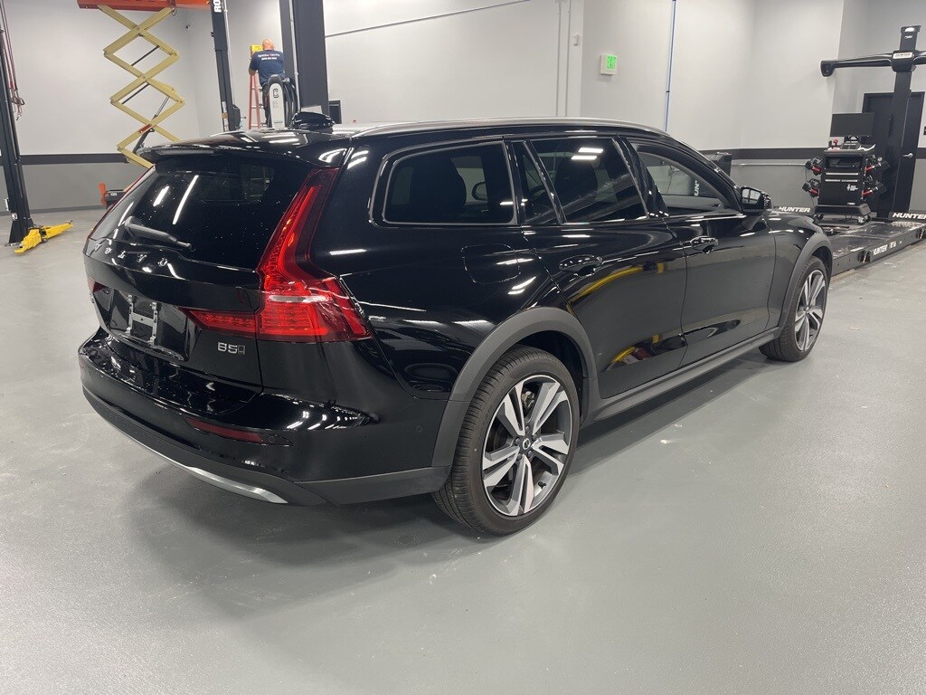 2025 Volvo V60 Cross Country B5 Plus photo 2
