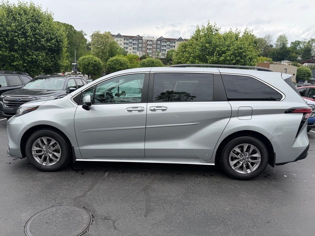 Used 2022 Toyota Sienna LE 8 Passenger Van Passenger Van