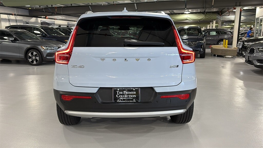 2025 Volvo XC40 Core photo 2