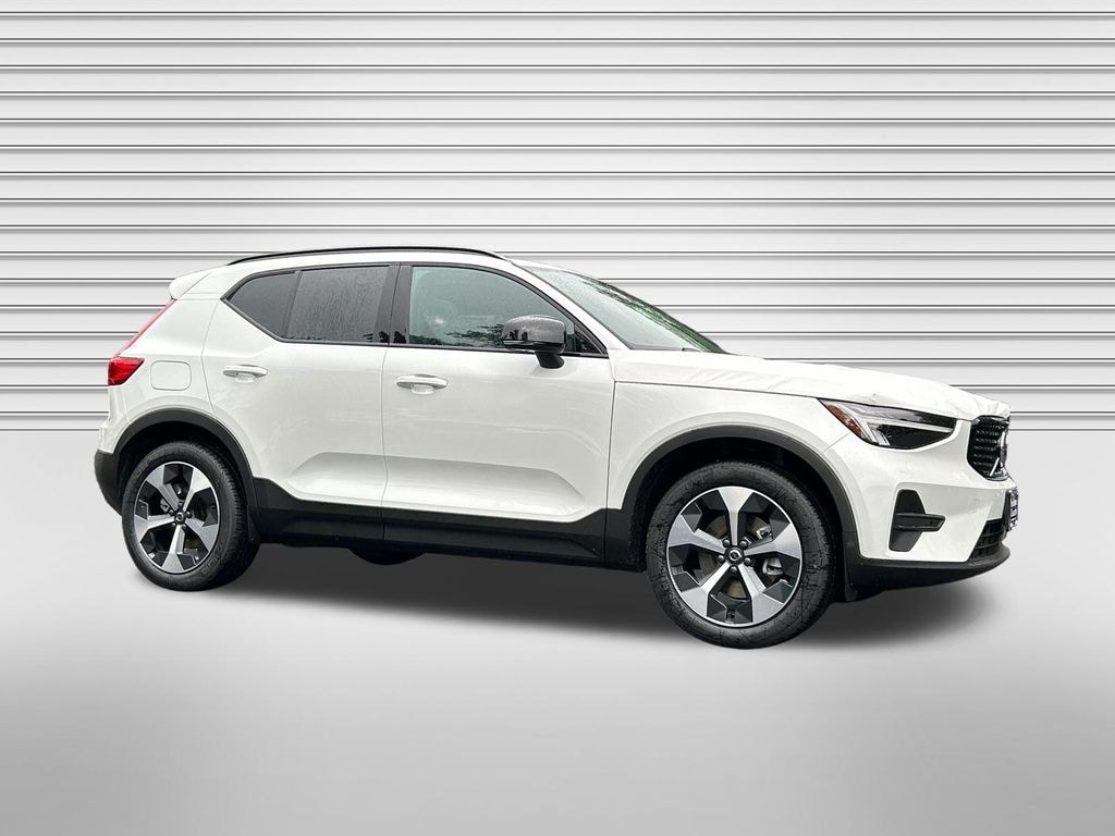 New 2026 Volvo XC40 B5 Core SUV