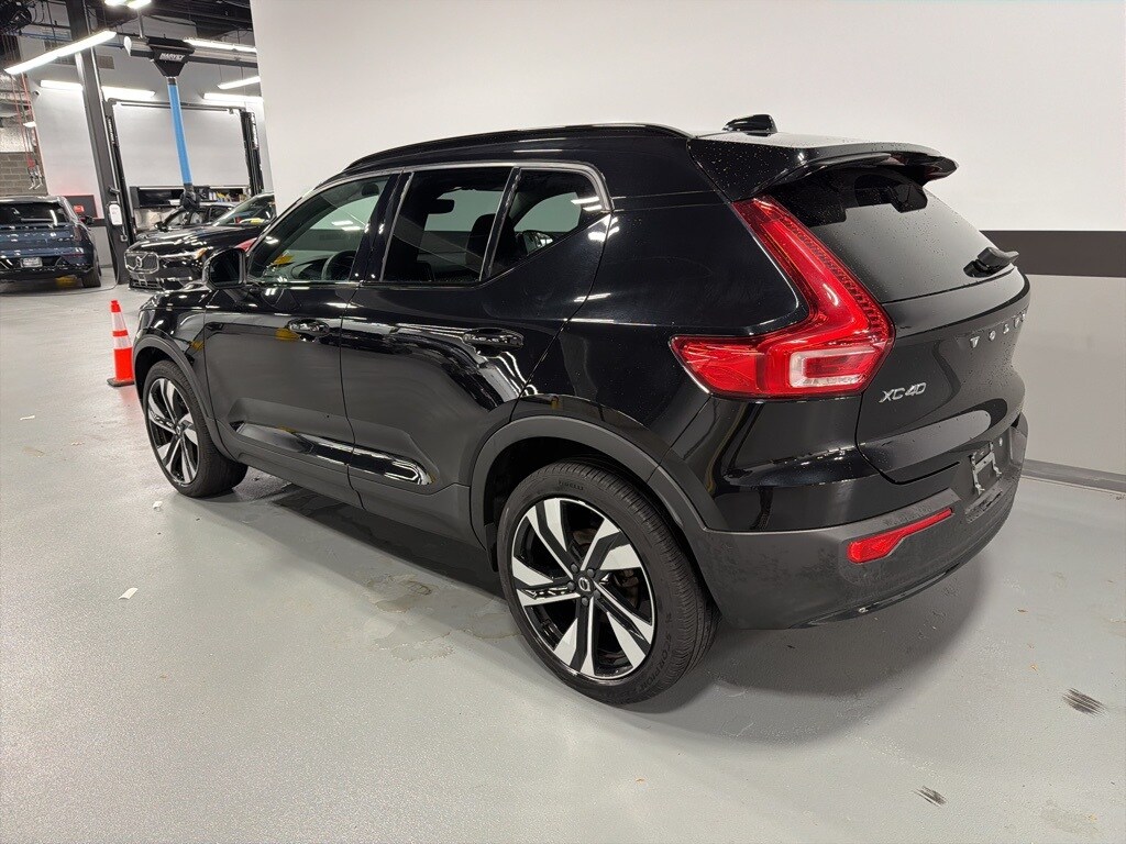 2024 Volvo XC40 Plus photo 2
