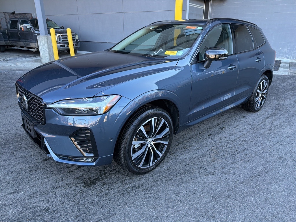 2025 Volvo XC60 Plus's photo