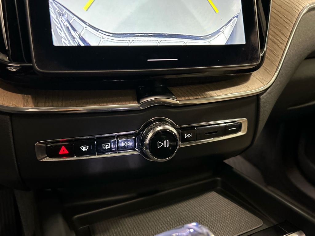 2026 Volvo XC60 Plus - Photo 17