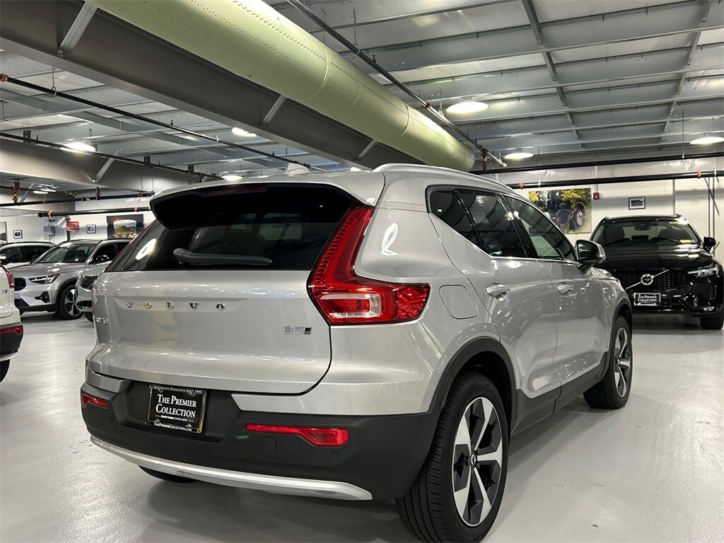2025 Volvo XC40 Plus photo 2