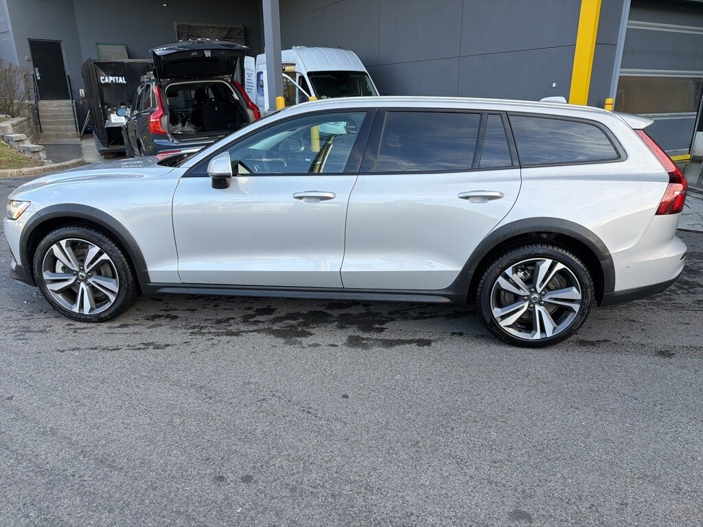 2025 Volvo V60 Cross Country B5 Plus photo 3