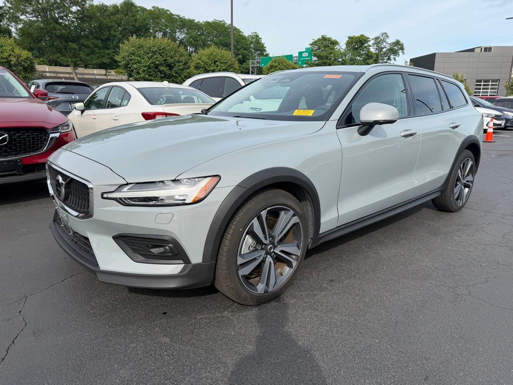 2025 Volvo V60 Cross Country B5 Plus AWD's photo
