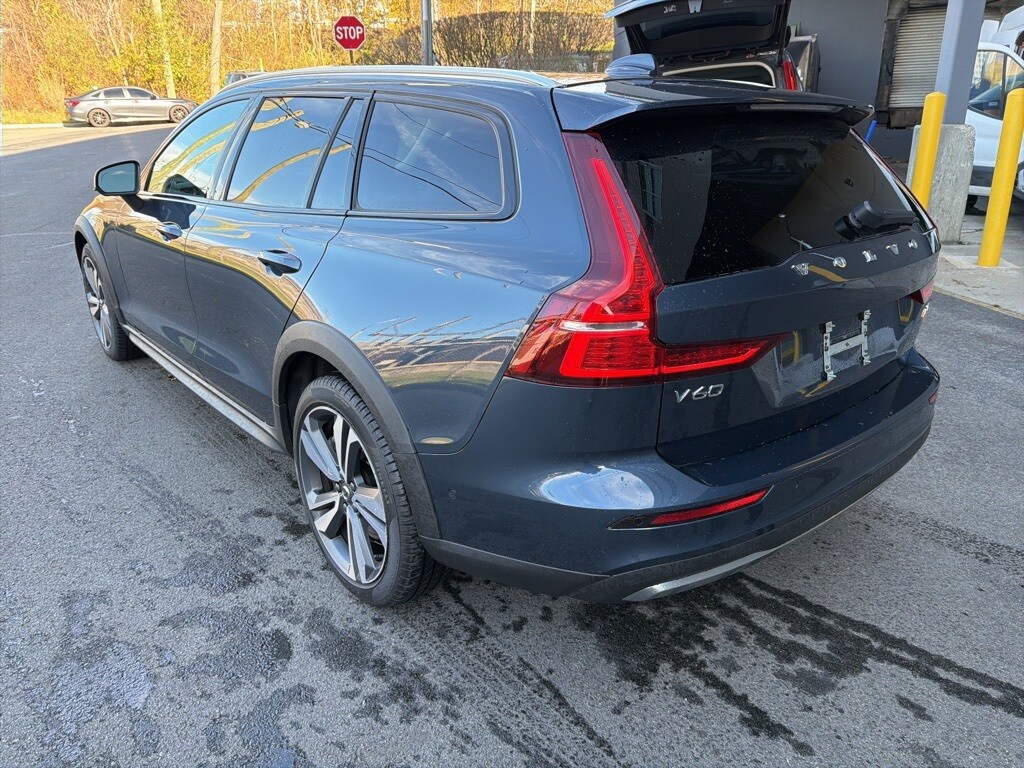 2025 Volvo V60 Cross Country B5 Plus photo 2