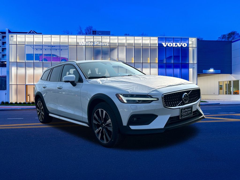 2026 Volvo V60 Cross Country B5 Ultra AWD's photo