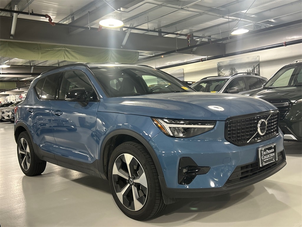 Certified 2025 Volvo XC40 B5 Plus Dark Theme SUV