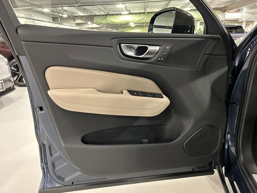 2026 Volvo XC60 Plus - Photo 9