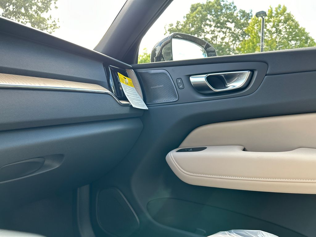 2026 Volvo XC60 Plus - Photo 21
