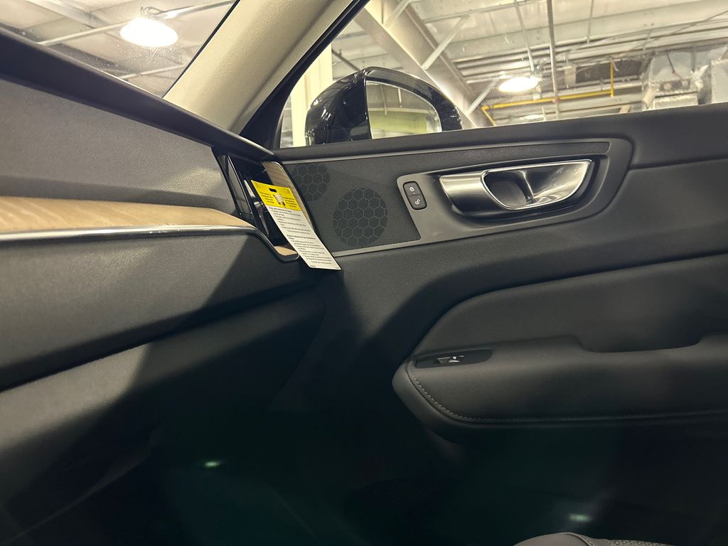 2026 Volvo XC60 Plus - Photo 20