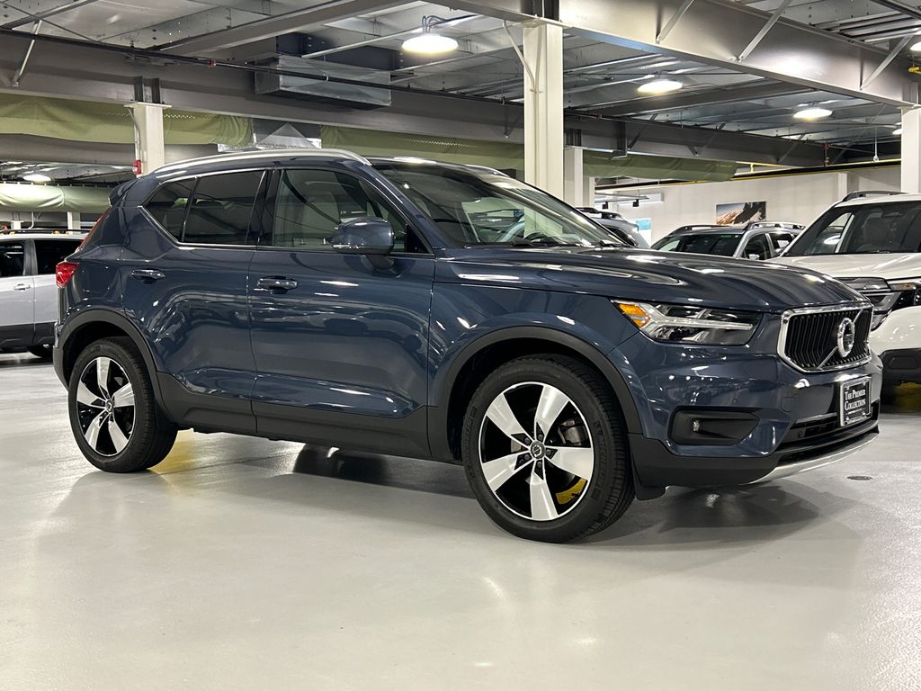 2022 Volvo XC40 T5 Momentum AWD's photo
