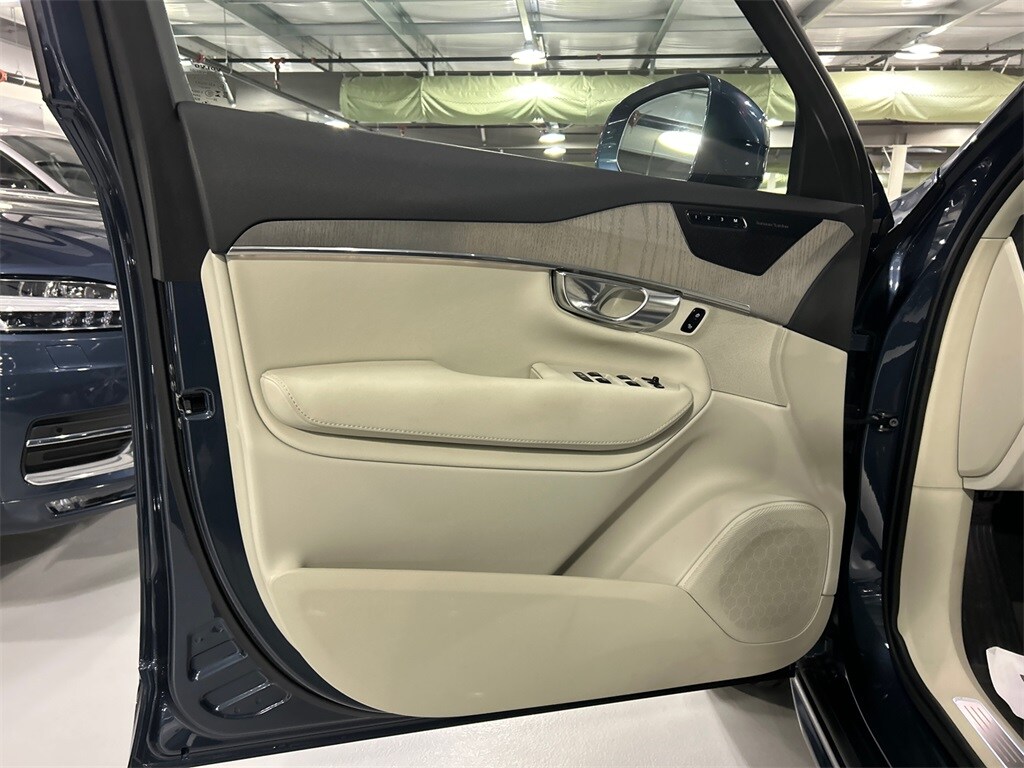 2025 Volvo XC90 Plus photo 4
