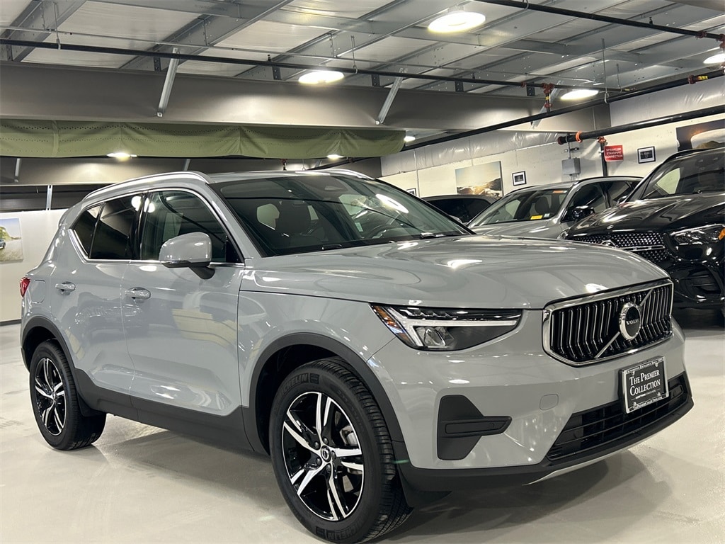 2025 Volvo XC40 Core's photo