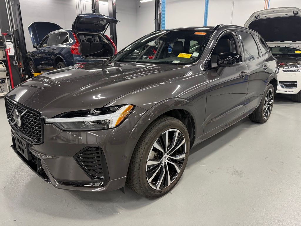 2023 Volvo XC60 B6 Ultimate Dark Theme AWD's photo