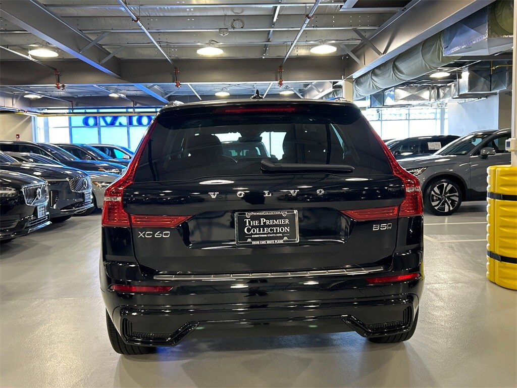 2025 Volvo XC60 B5 Core photo 2