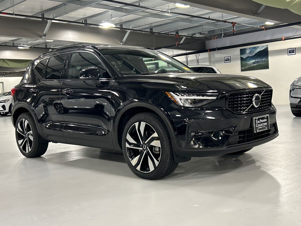 2023 Volvo XC40 B5 Plus Dark AWD's photo