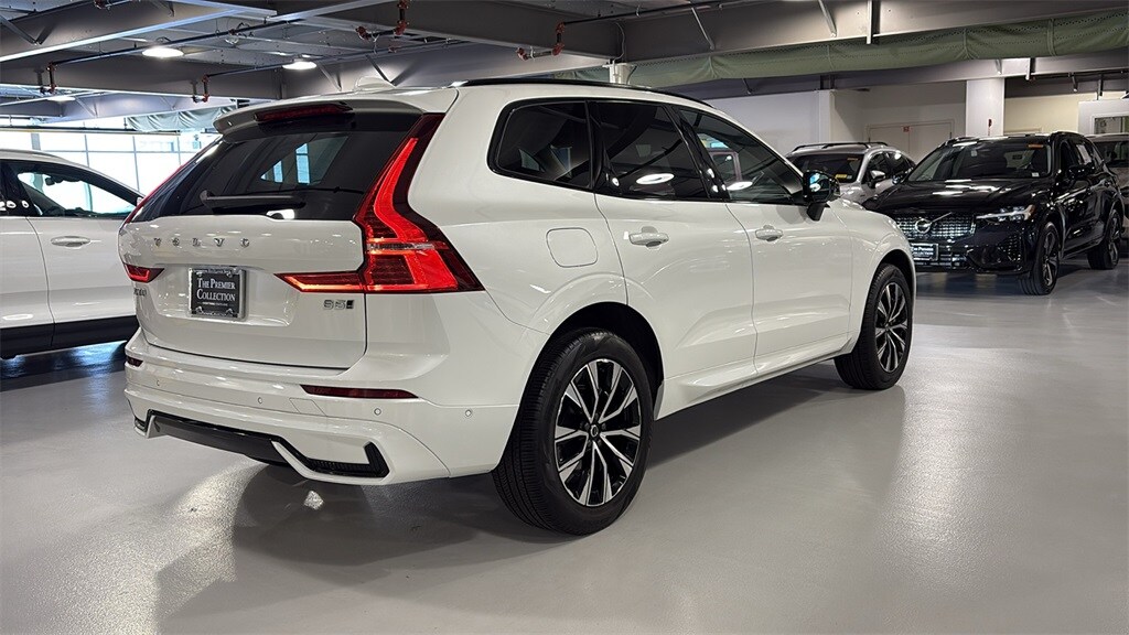 2023 Volvo XC60 B5 Plus photo 2