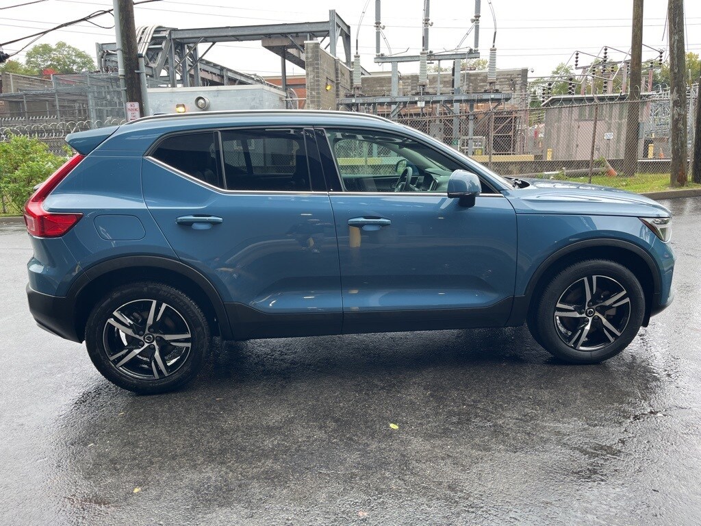 2025 Volvo XC40 Core photo 3
