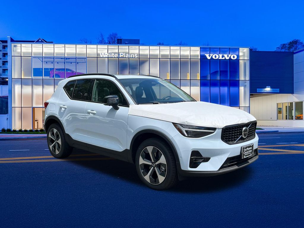 2026 Volvo XC40 B5 Plus Dark AWD's photo