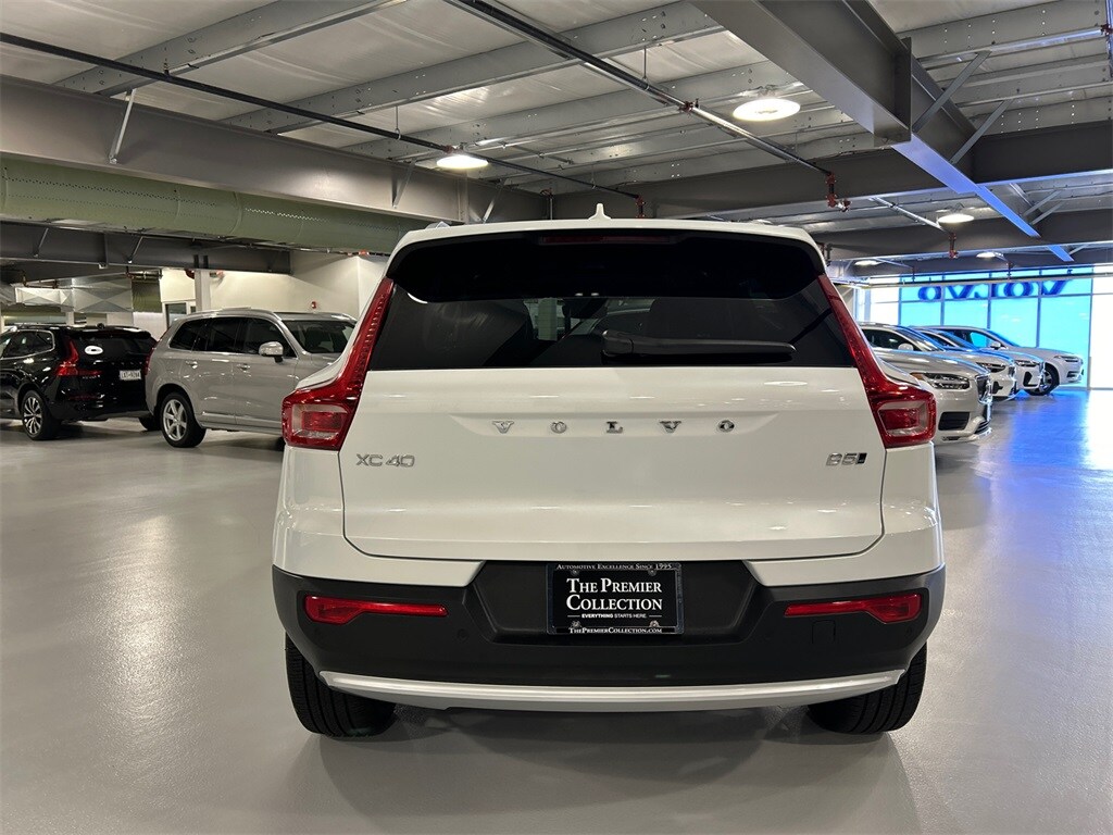 2025 Volvo XC40 Plus photo 2