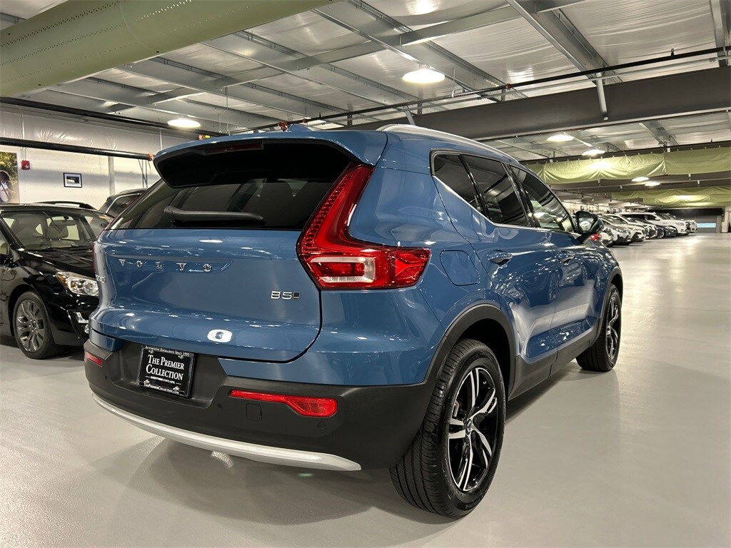 2025 Volvo XC40 Core photo 2