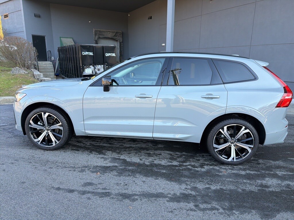 2025 Volvo XC60 B5 photo 3