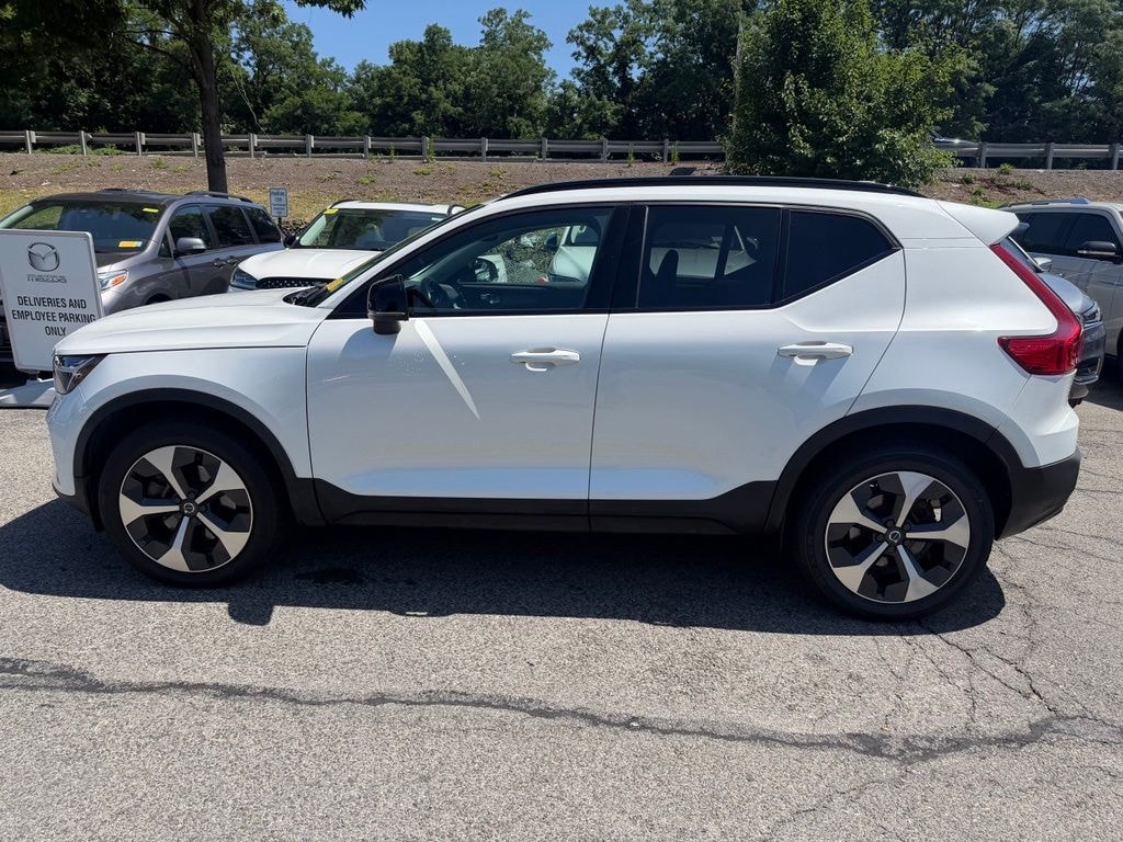 Used 2024 Volvo XC40 B5 Core SUV