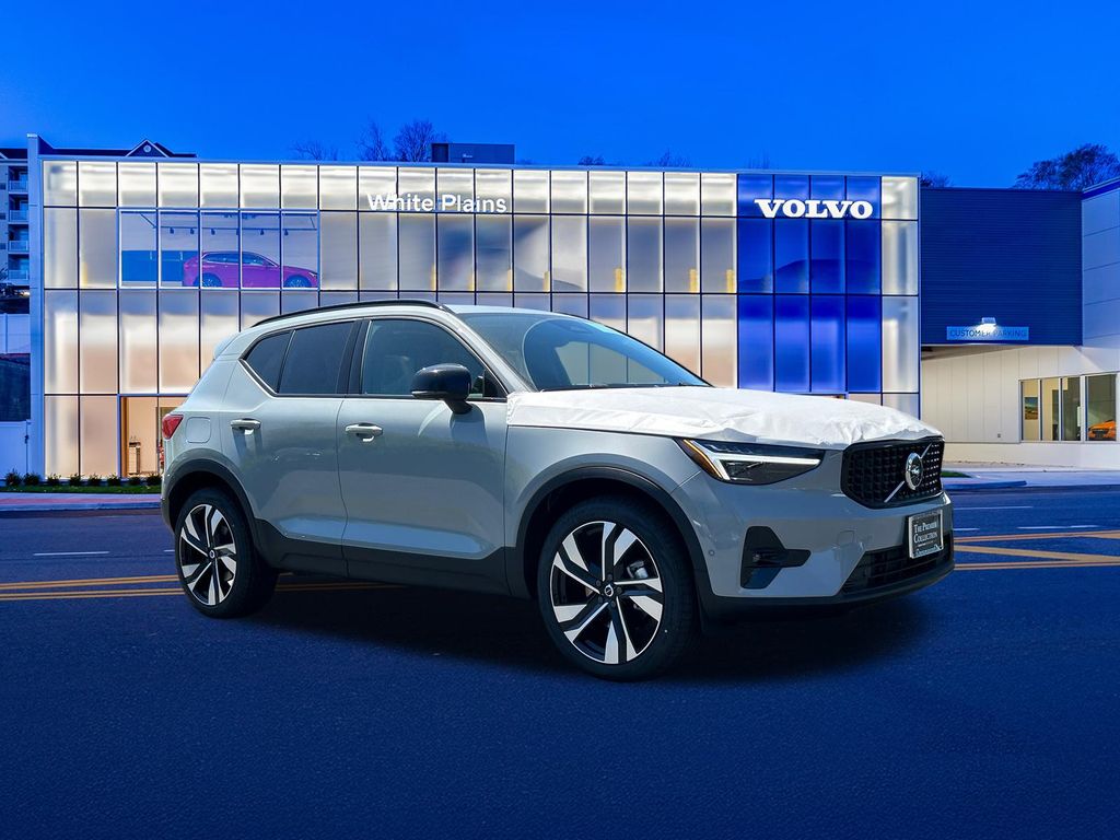 2026 Volvo XC40 B5 Plus Dark AWD's photo