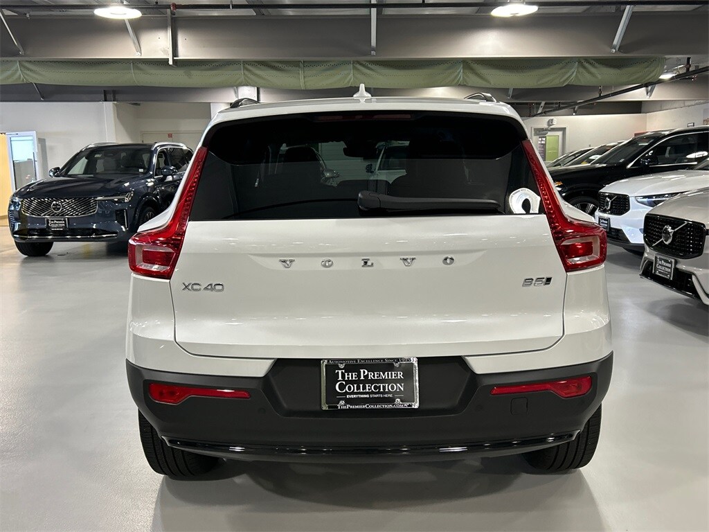 2025 Volvo XC40 Plus photo 2