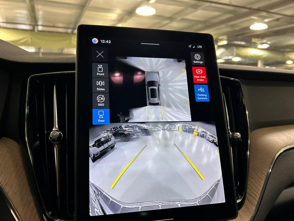 2026 Volvo XC60 Plus - Photo 17