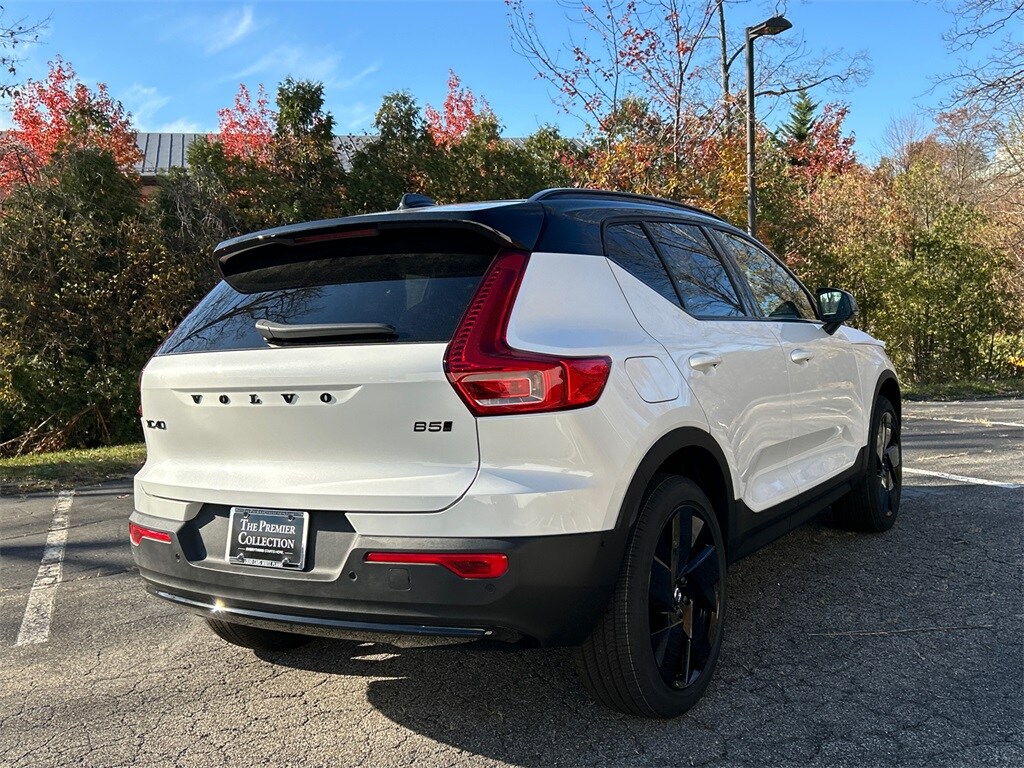 2026 Volvo XC40 photo 2