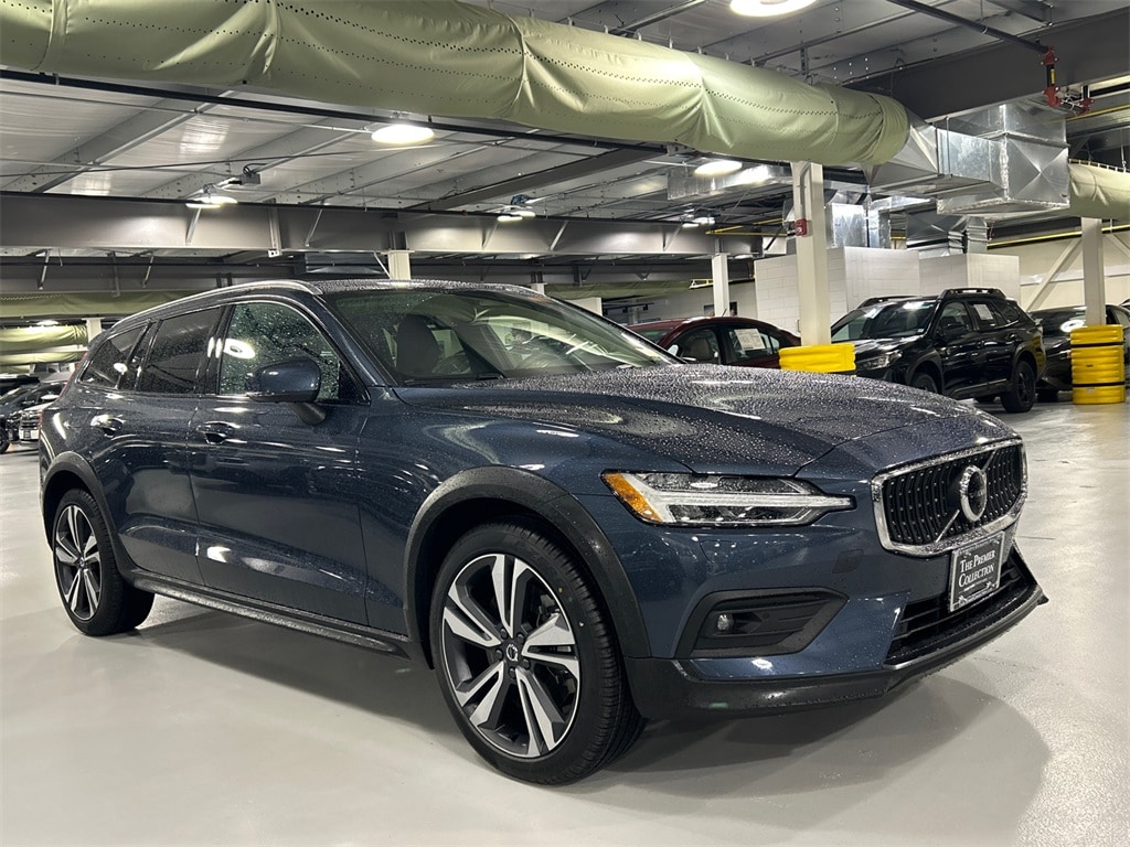 2025 Volvo V60 Cross Country Plus's photo