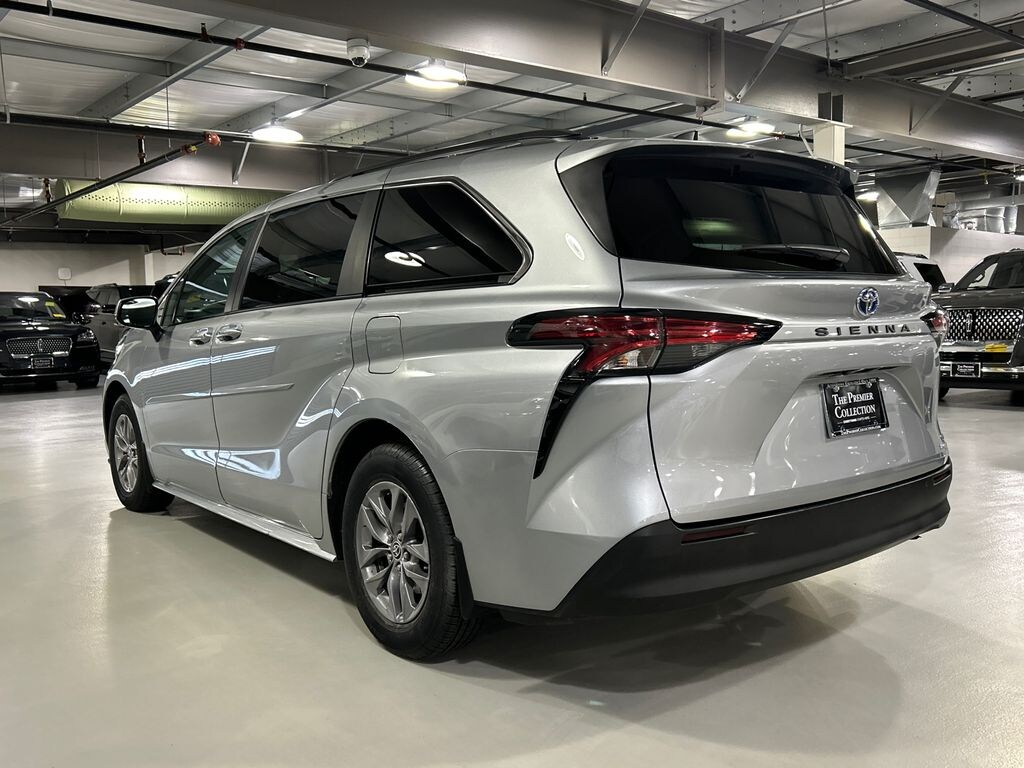 Used 2022 Toyota Sienna LE 8 Passenger Van Passenger Van