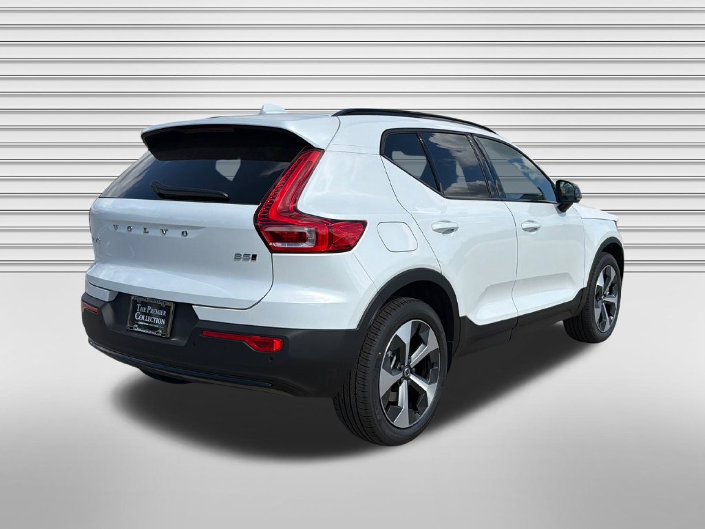 New 2026 Volvo XC40 B5 Core SUV