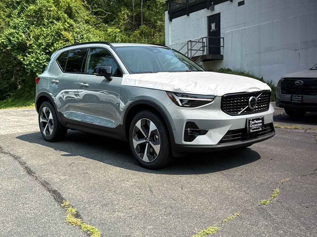 New 2026 Volvo XC40 B5 Plus SUV