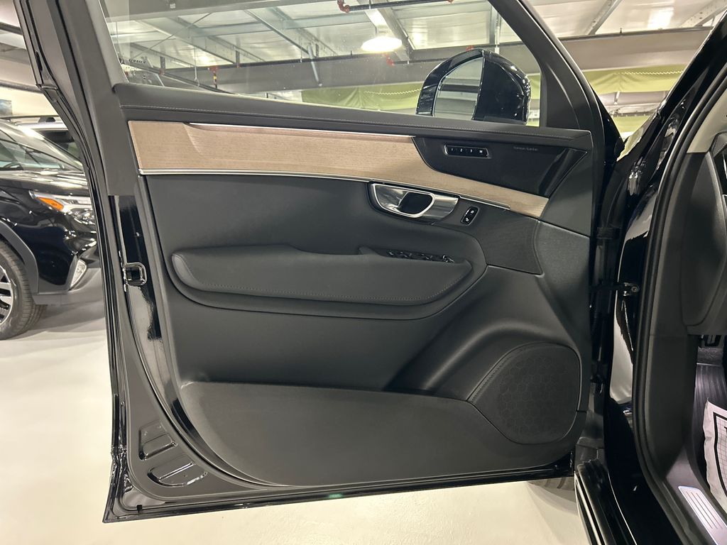 2026 Volvo XC90 Plus - Photo 9
