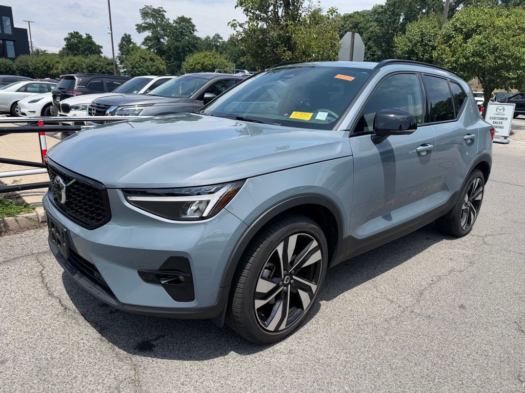 2023 Volvo XC40 B5 Plus Dark AWD's photo