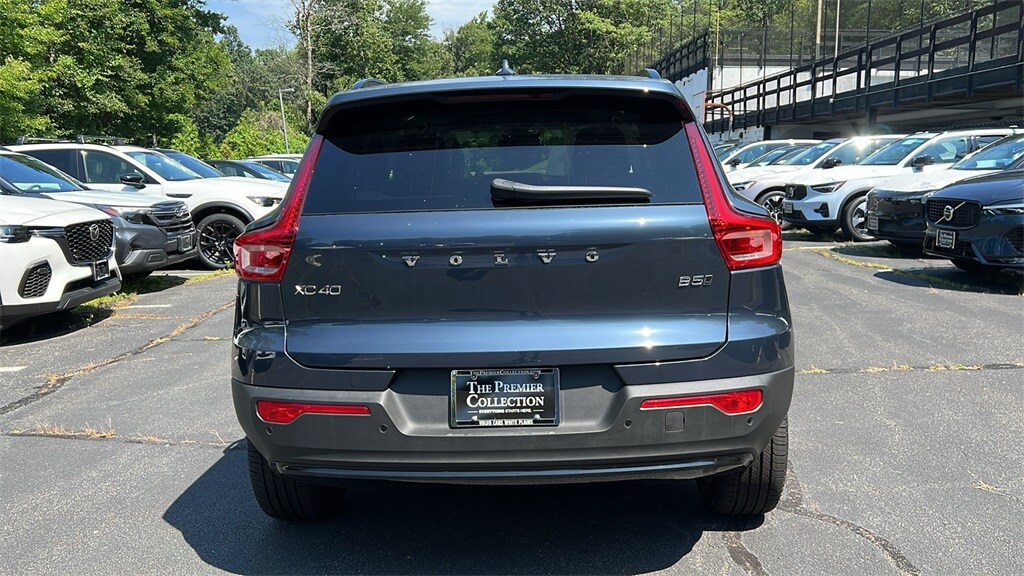 2026 Volvo XC40 Core photo 3