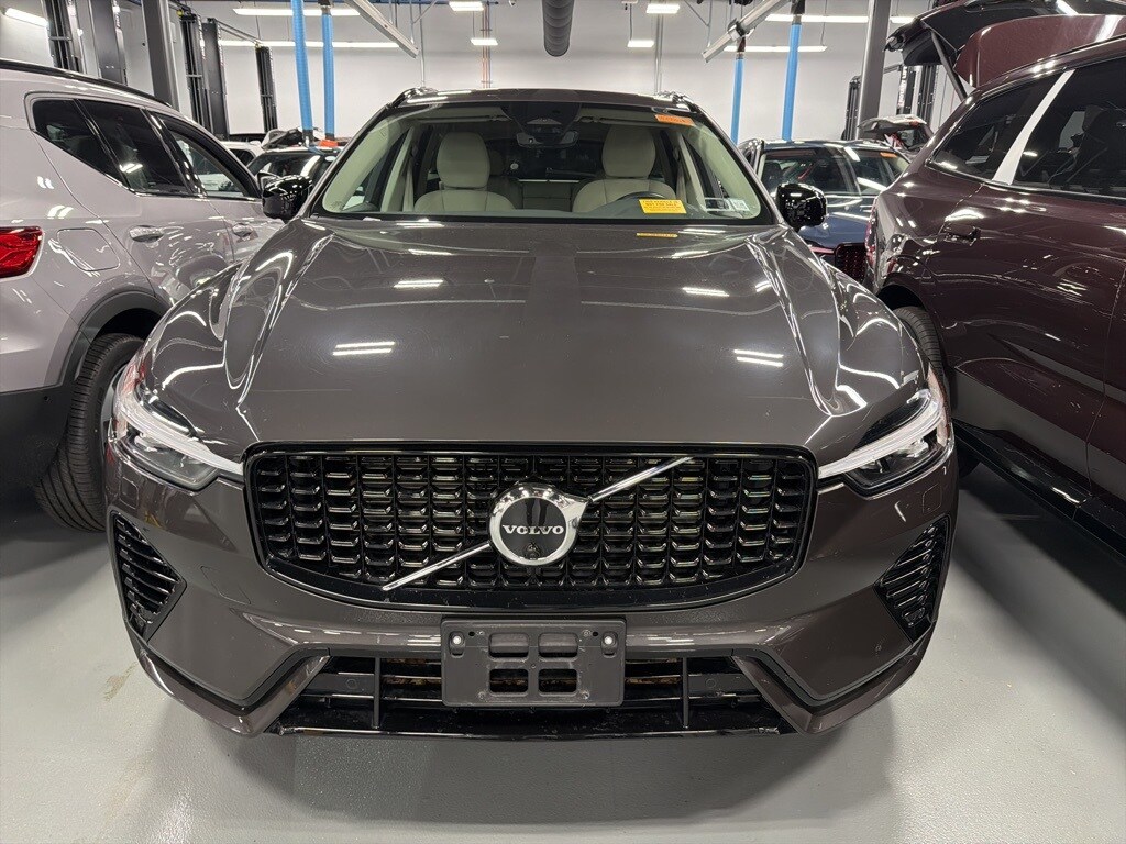 2023 Volvo XC60 Recharge Hybrid T8 Plus photo 2