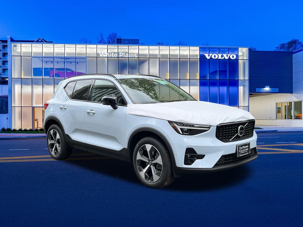 2026 Volvo XC40 B5 Plus Dark AWD's photo