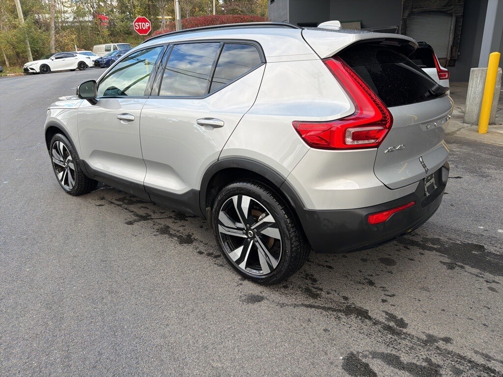 2025 Volvo XC40 Plus photo 2