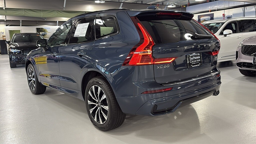 2025 Volvo XC60 B5 Core photo 4